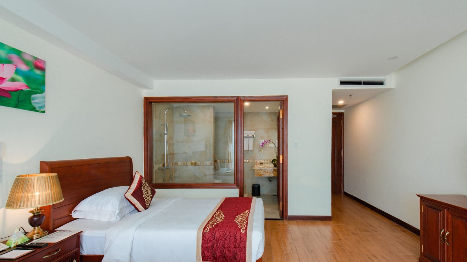 rooms-superior-balcony-city-view