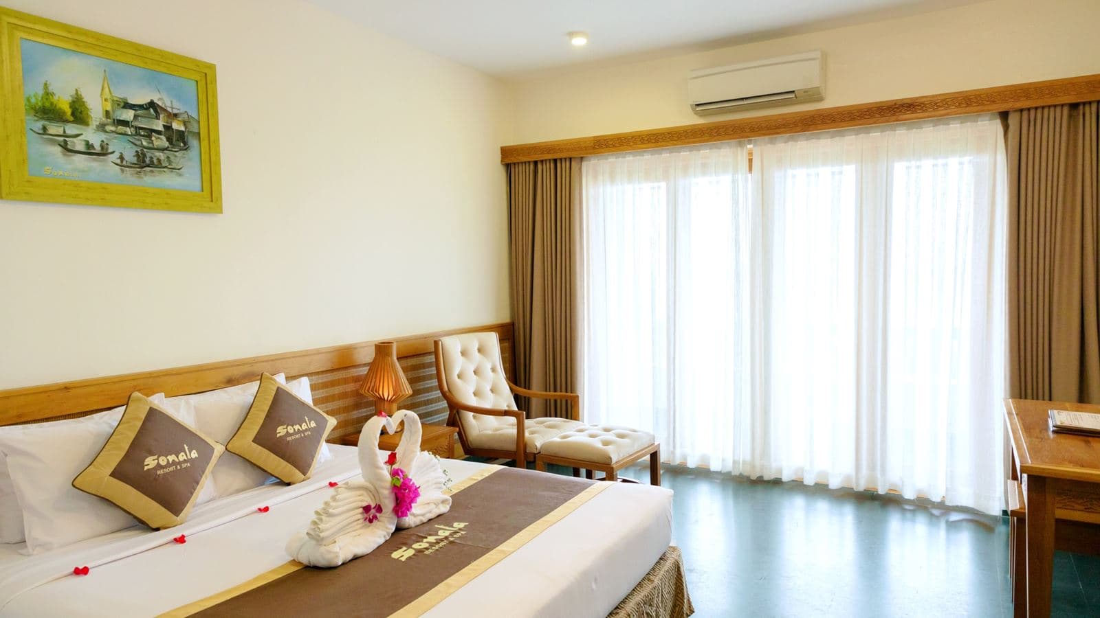 rooms-deluxe-gardenview-balcony