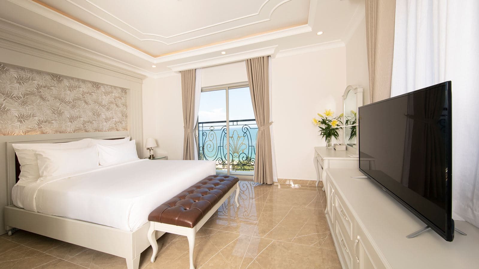 rooms-room-deluxe-premier-seaview-with-small-balcony