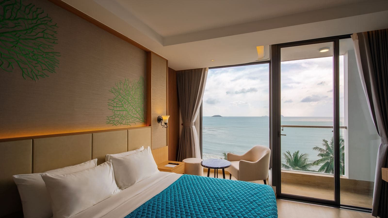 rooms-room-premier-sea-view-with-balcony-and-bathtub