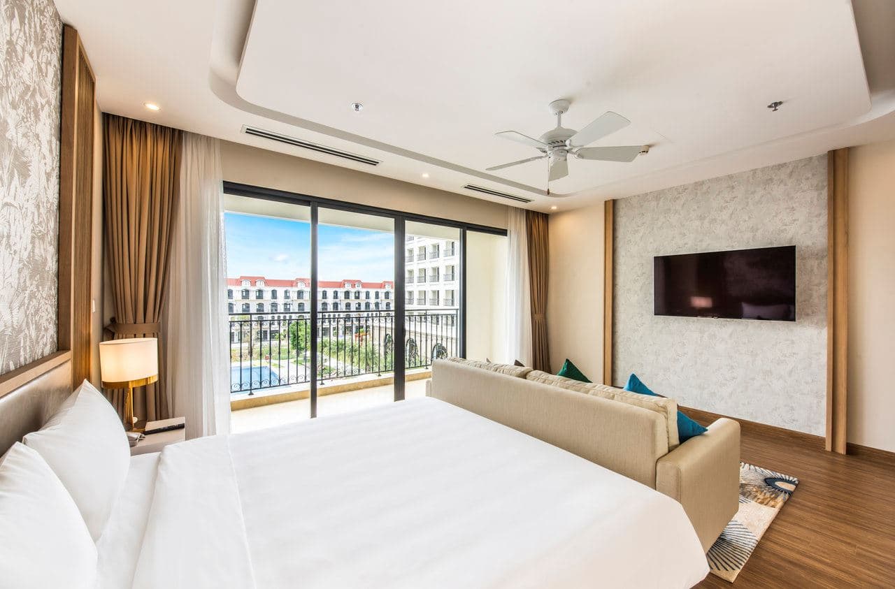rooms-room-family-pool-view