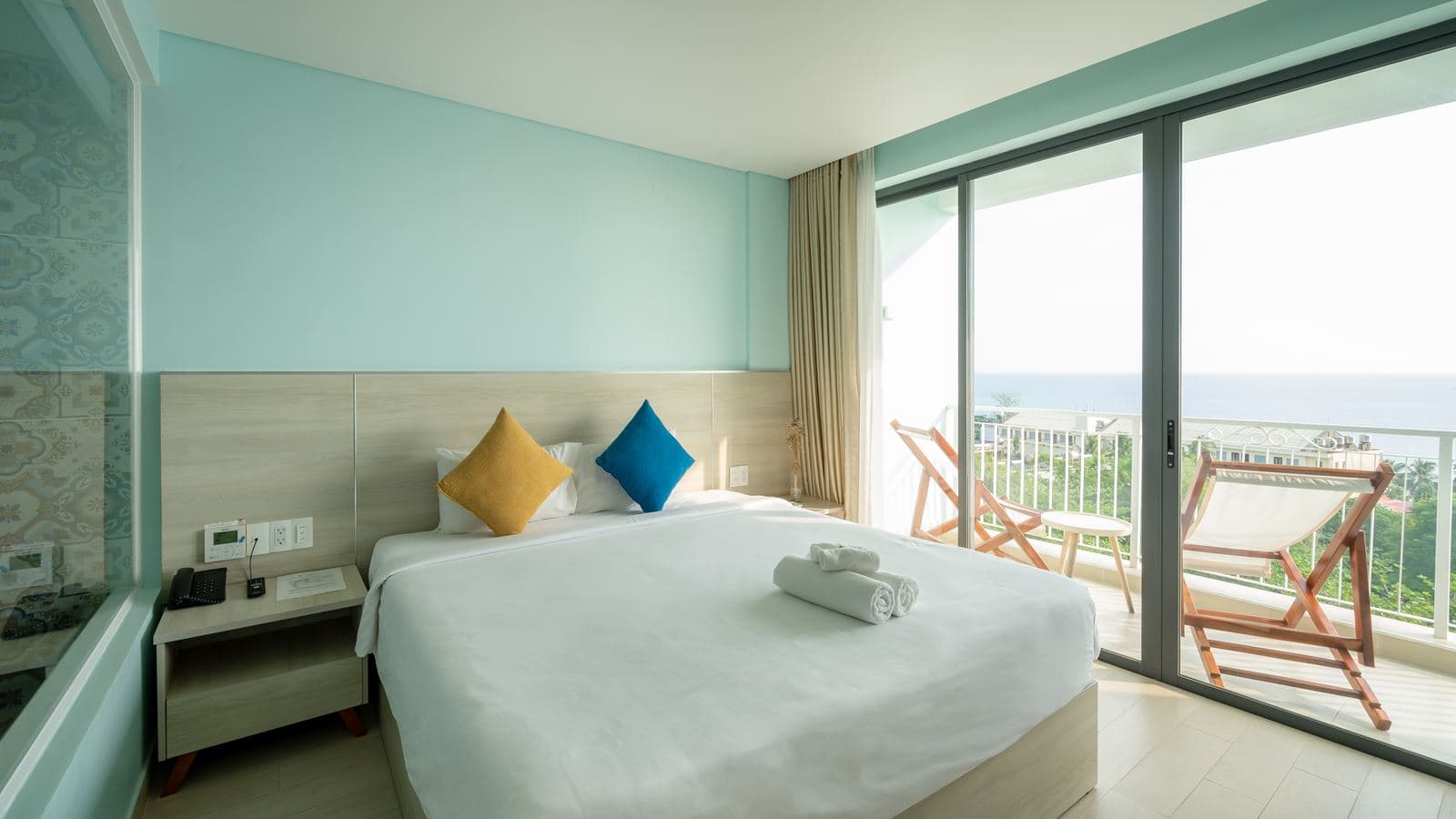 rooms-deluxe-sea-view-with-balcony