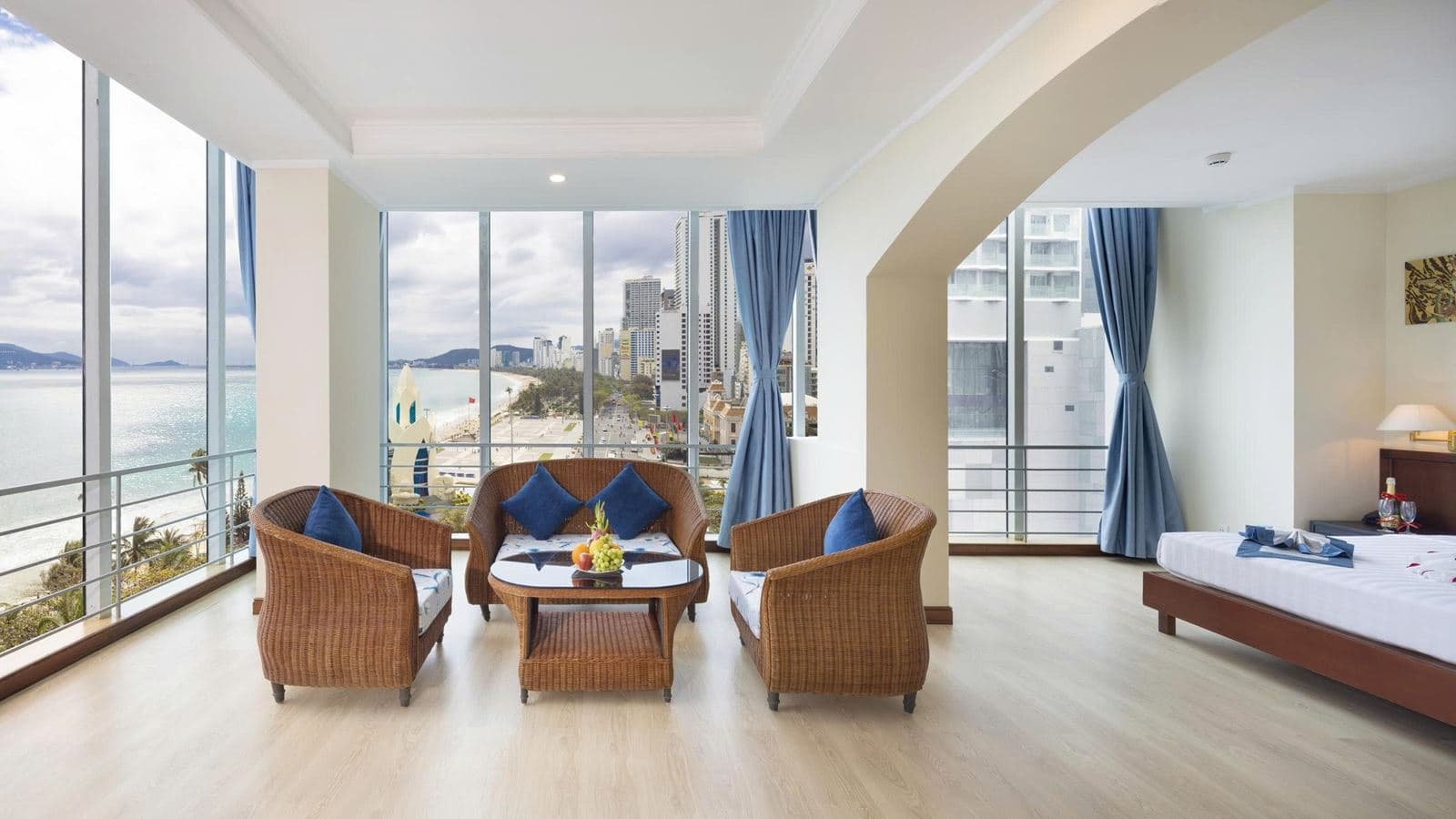 rooms-suite-with-balcony