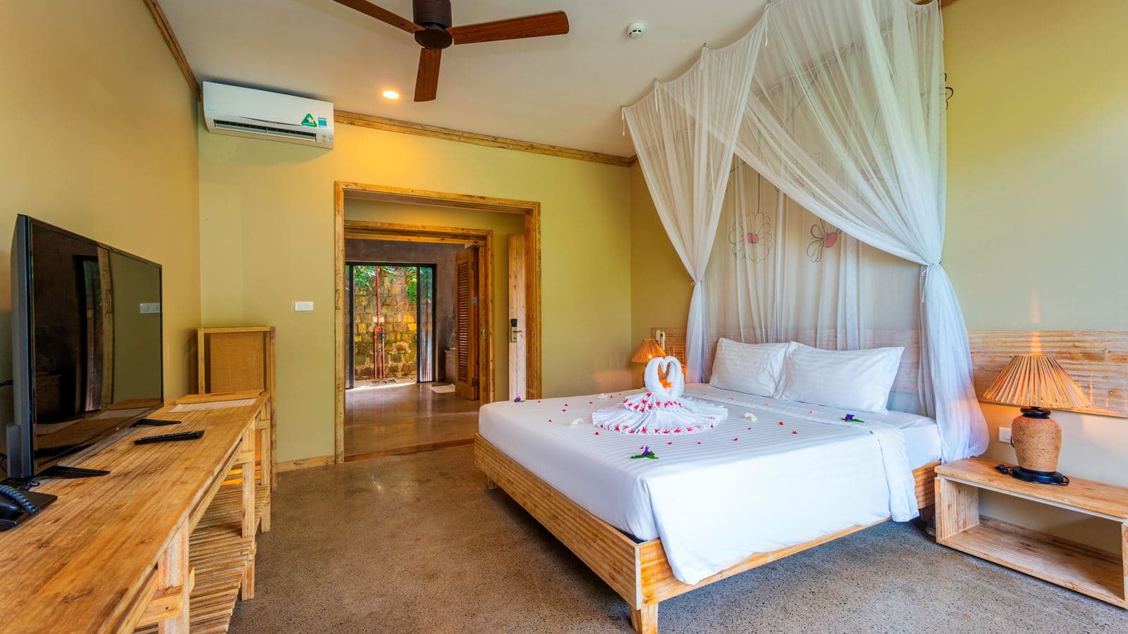 rooms-hill-bungalow-with-bathtub