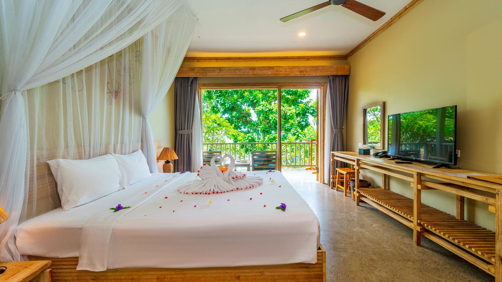 rooms-hill-bungalow-with-bathtub