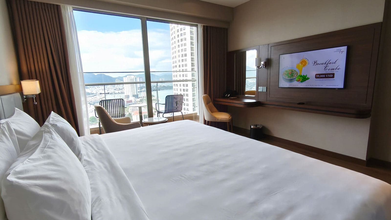rooms-deluxe-partial-seaview-with-balcony