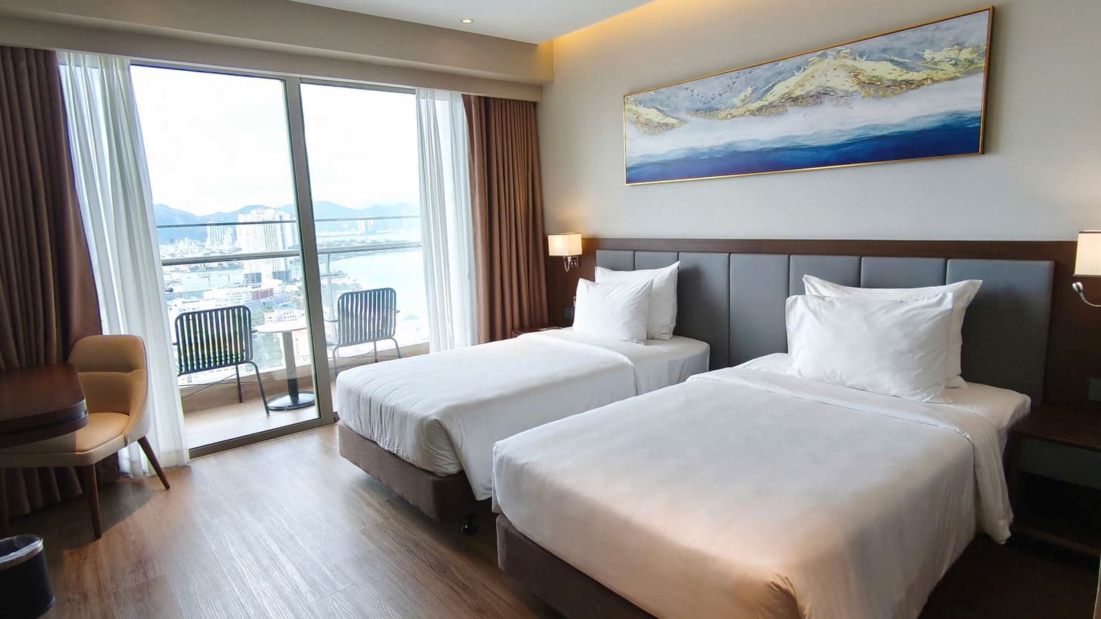 rooms-deluxe-partial-seaview-with-balcony