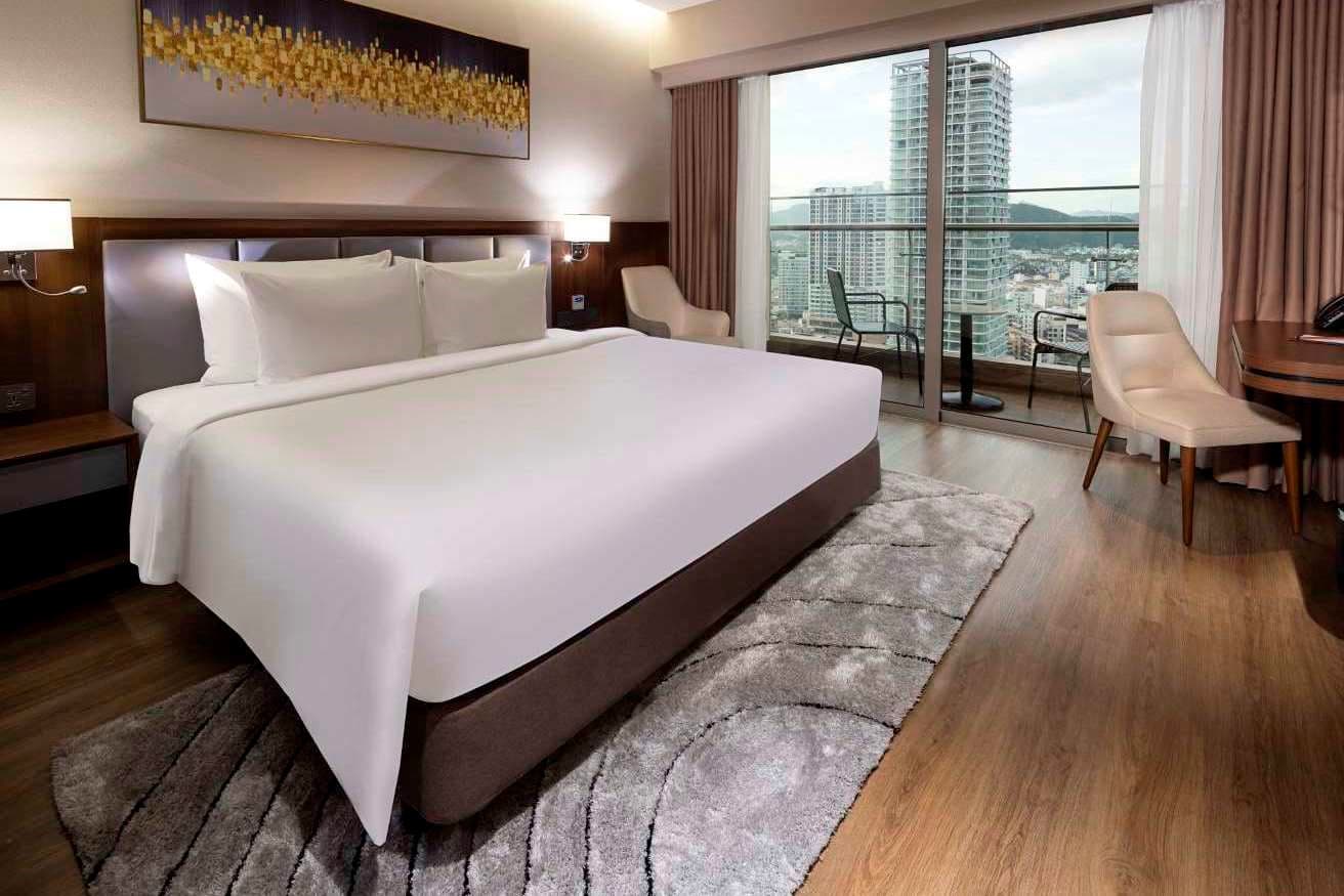 rooms-deluxe-partial-seaview-with-balcony-child-without-extra-bed