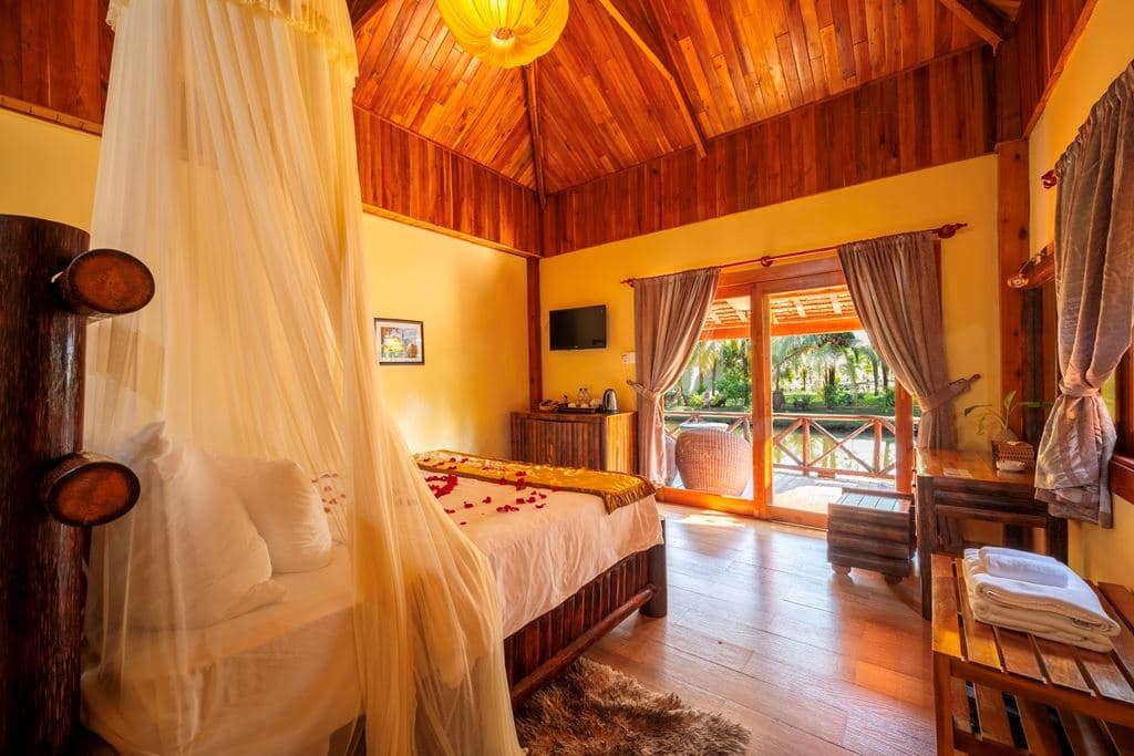 rooms-deluxe-bungalow-riverlake-view-with-balcony