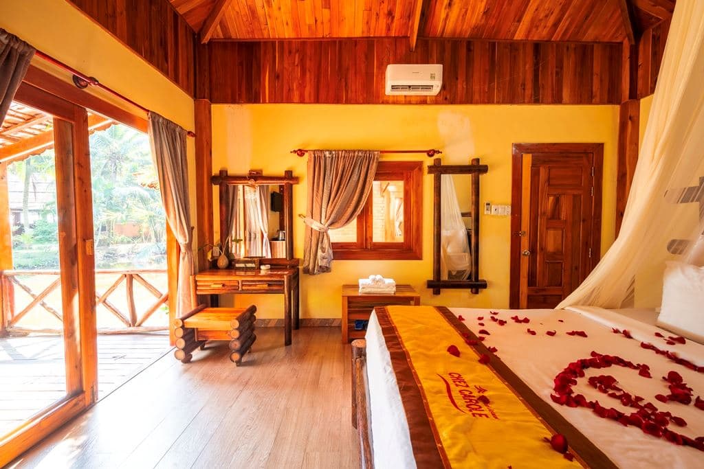 rooms-deluxe-bungalow-riverlake-view-with-balcony