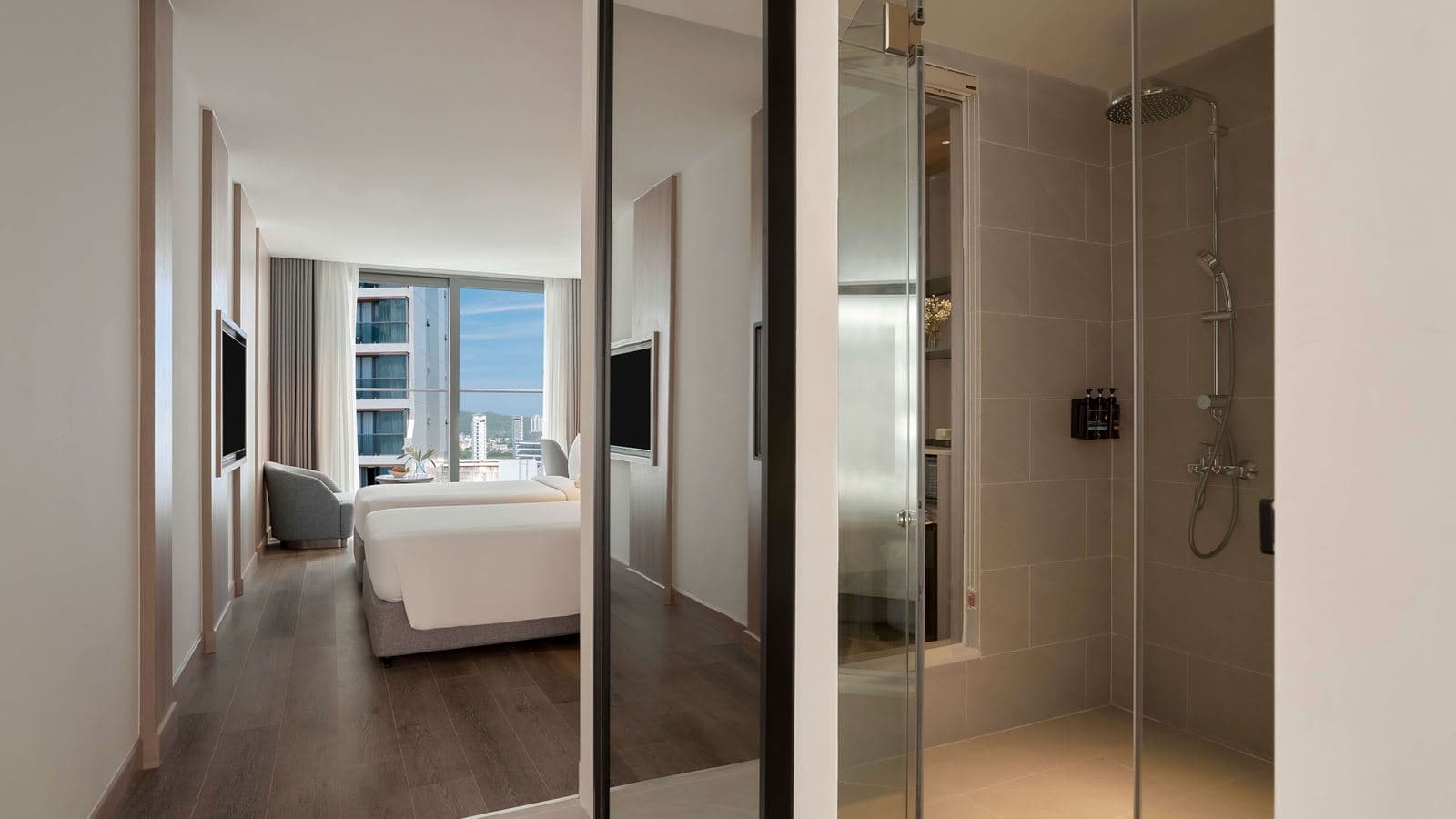 rooms-senior-deluxe-city-view-with-balcony-child-without-extra-bed