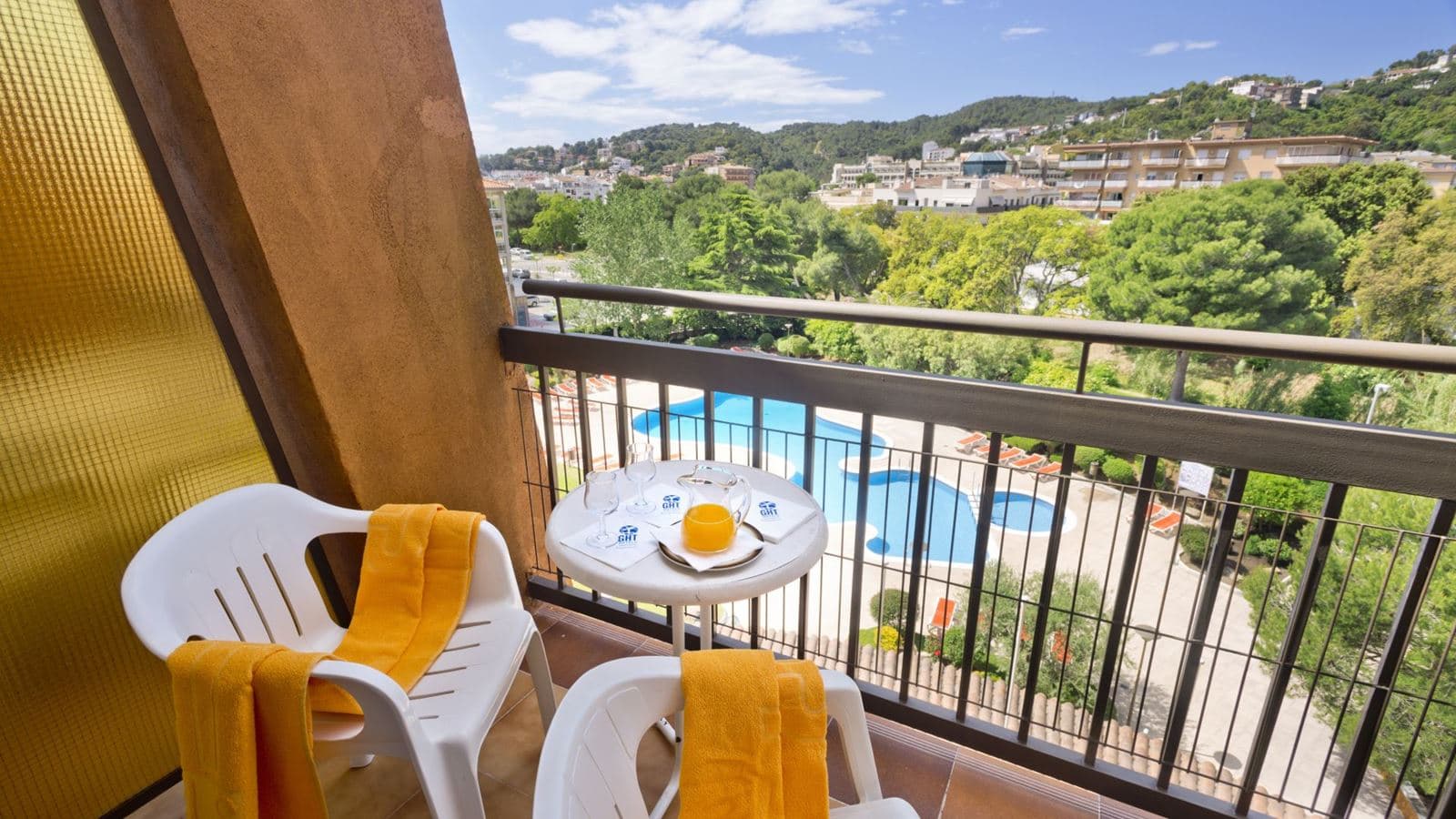 rooms-studio-balcony-or-terrace