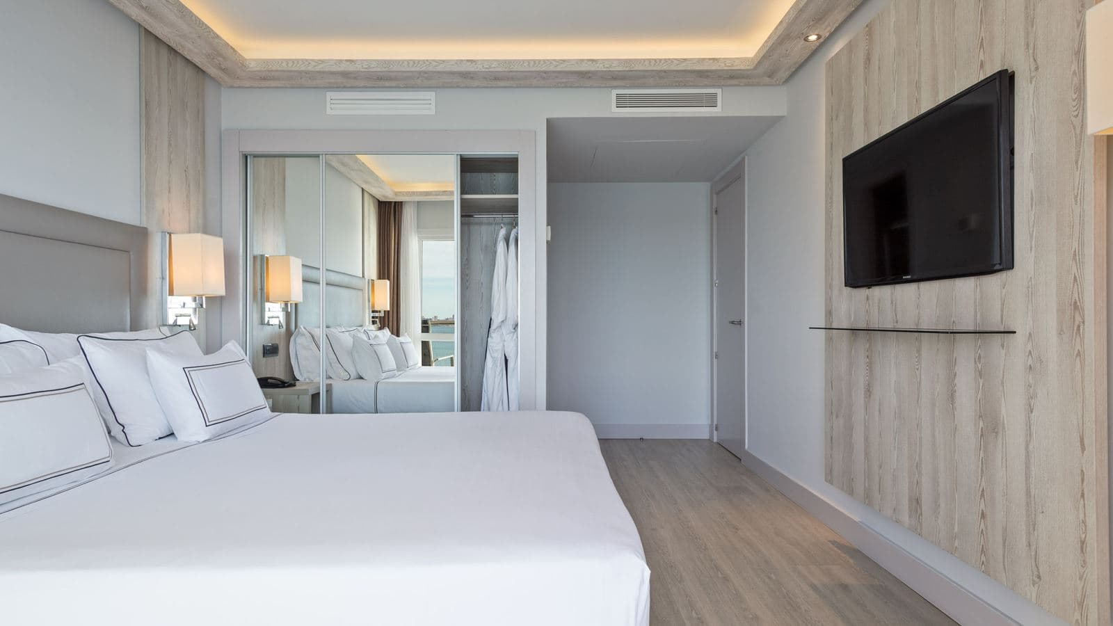 rooms-junior-suite-the-level-room