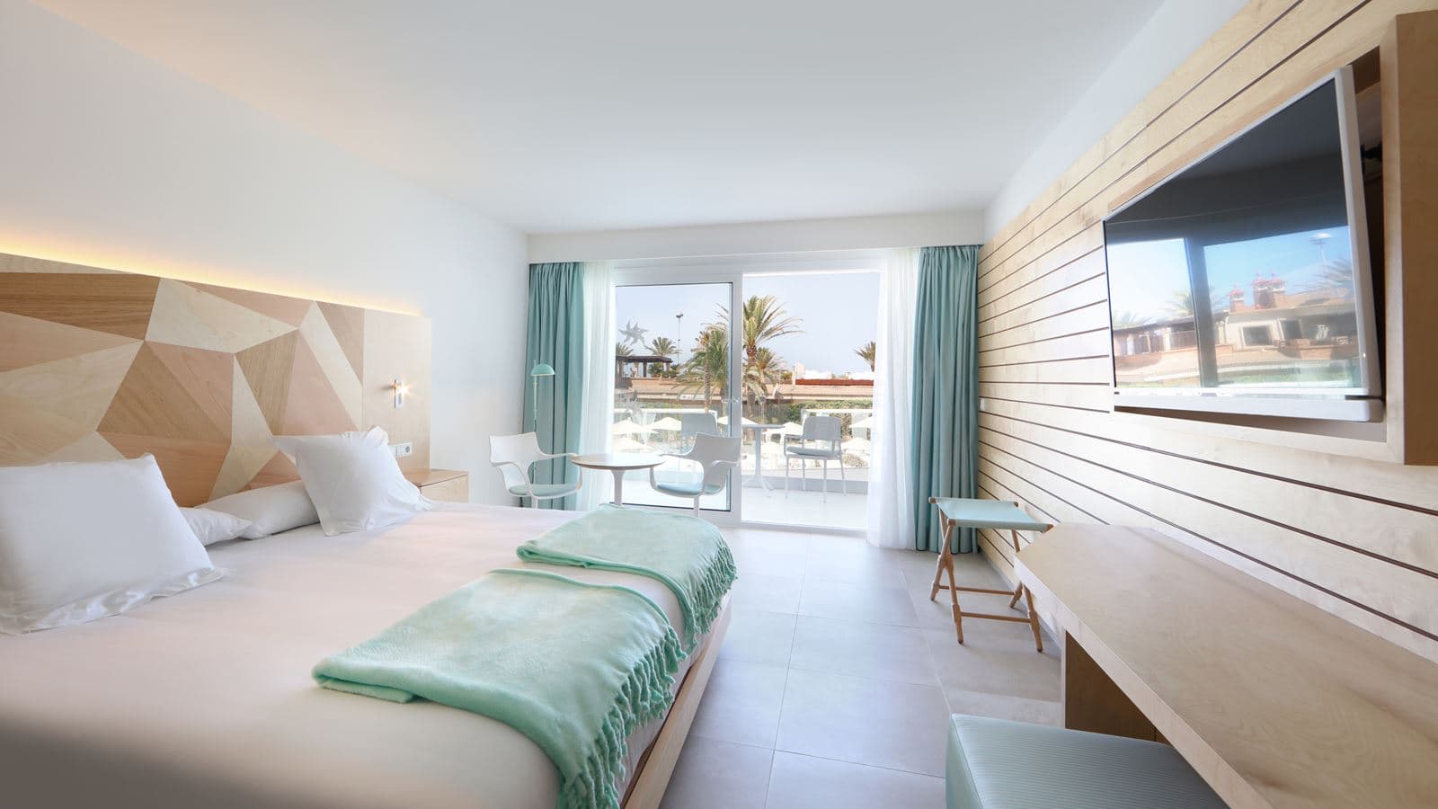 rooms-family-pool-vew