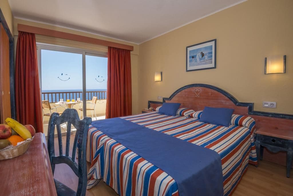 rooms-1-bedroom-superior-apartment-with-side-sea-view-and-balcony