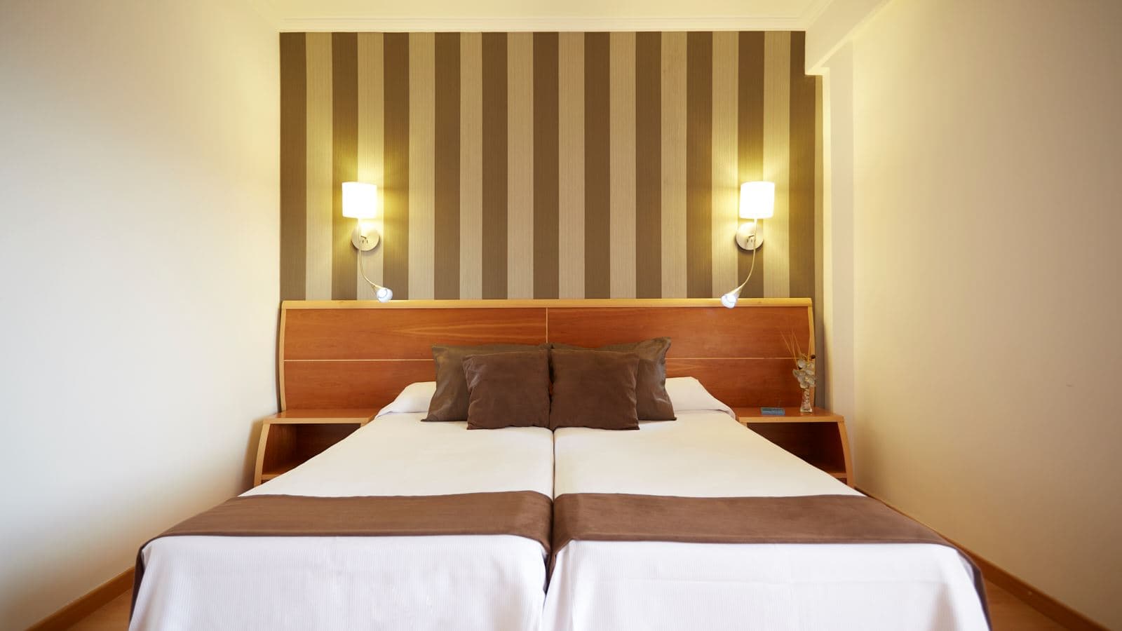 rooms-db--twin-room-with-balcony