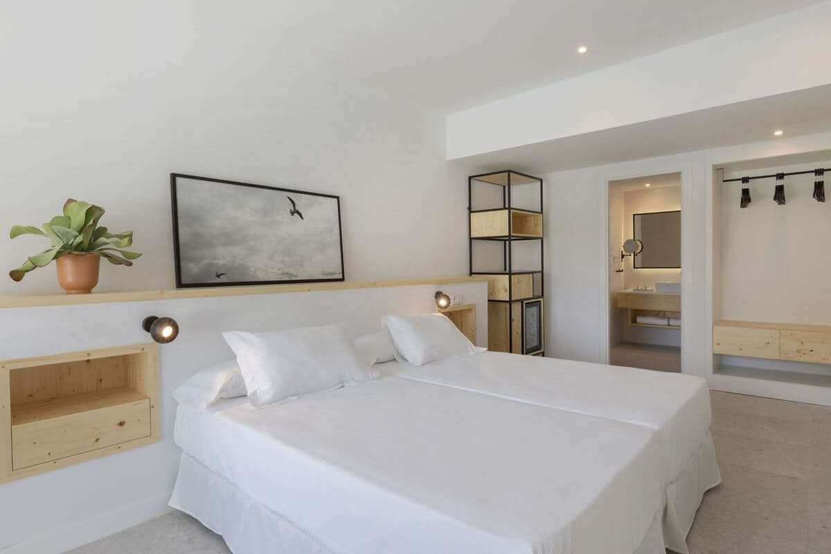 rooms-room-double-balcony