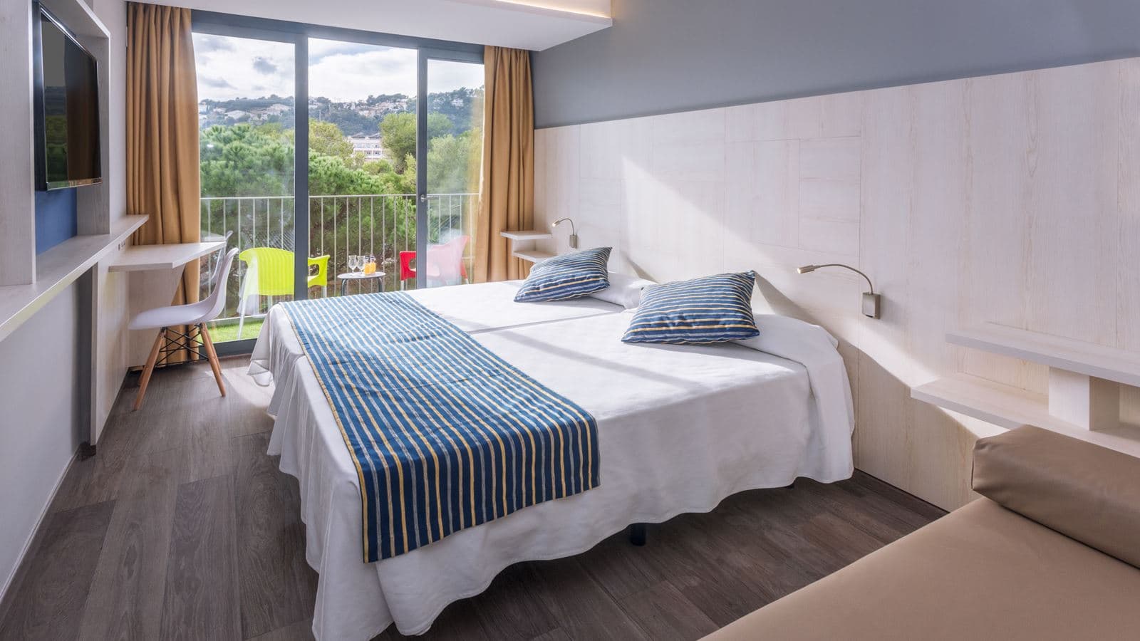 rooms-room-pool-view