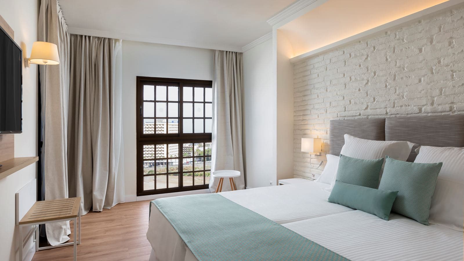 rooms-suite-ocean-front-view-balcony-or-terrace