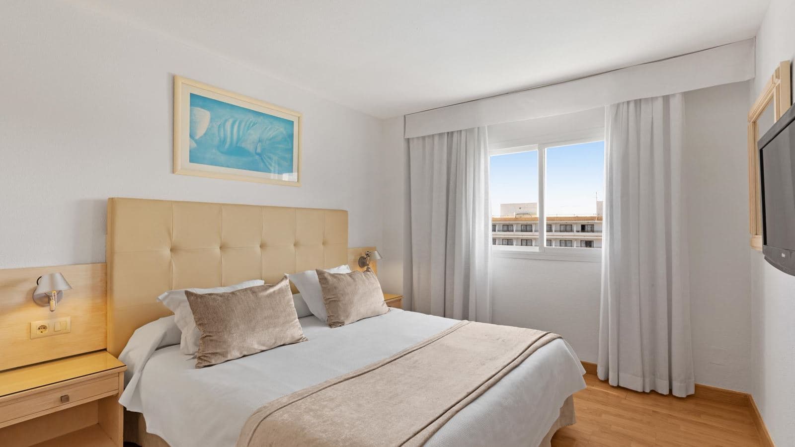 rooms-apt-2-bedrooms-balcony-or-terrace