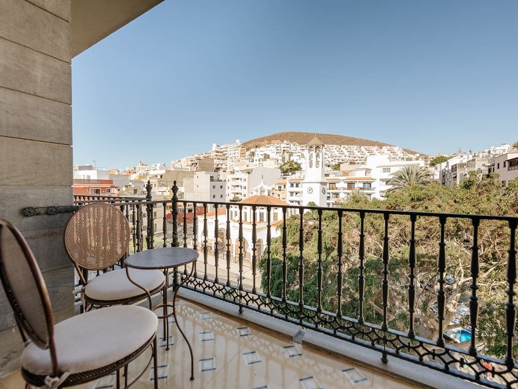 rooms-plaza-view-deluxe-room-with-balcony