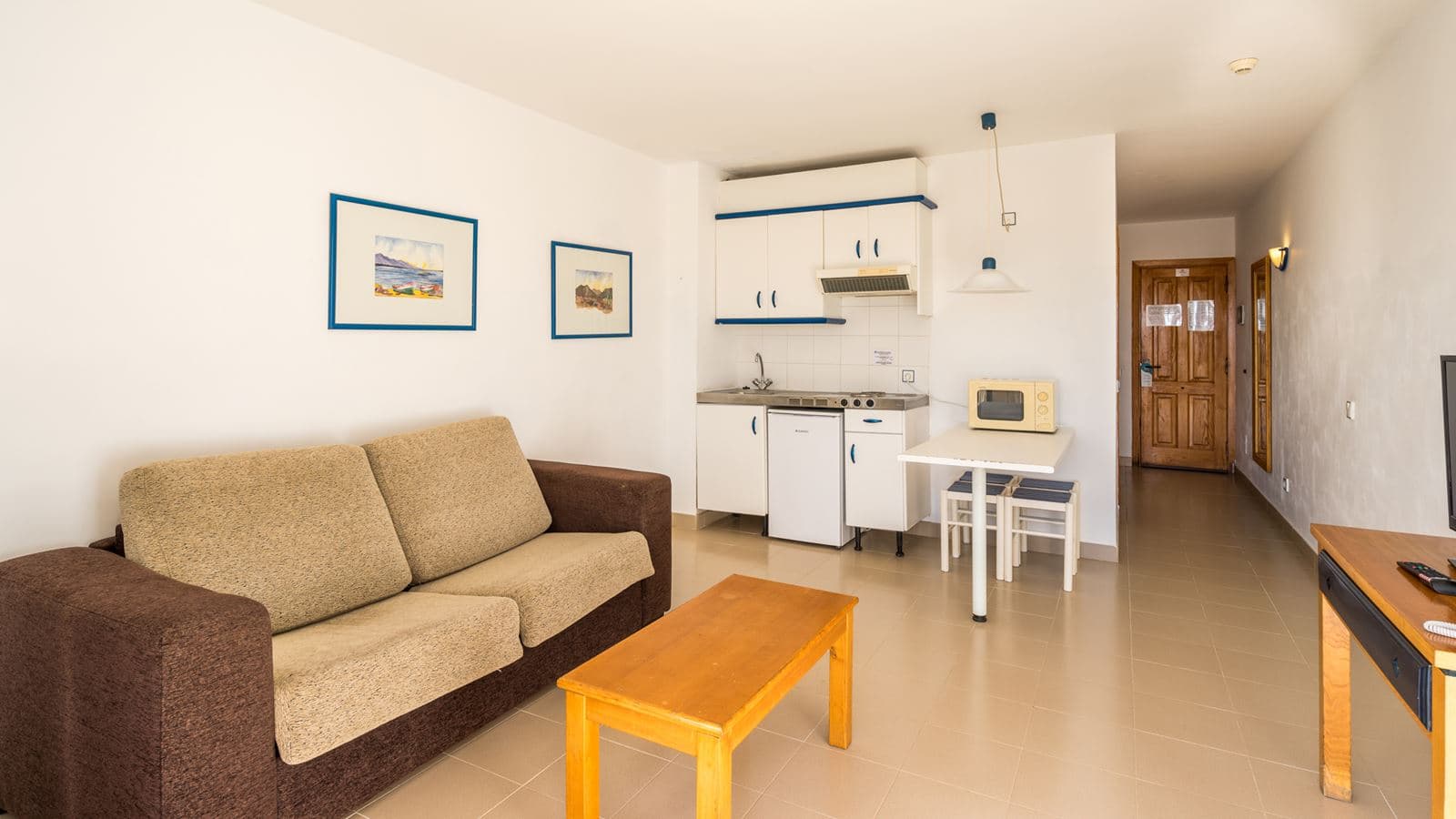 rooms-apartment-1-with-balcony-or-terrace