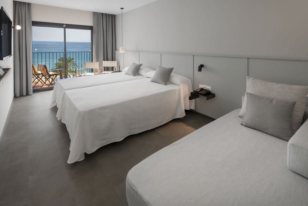 rooms-triple-standard-room-seaview
