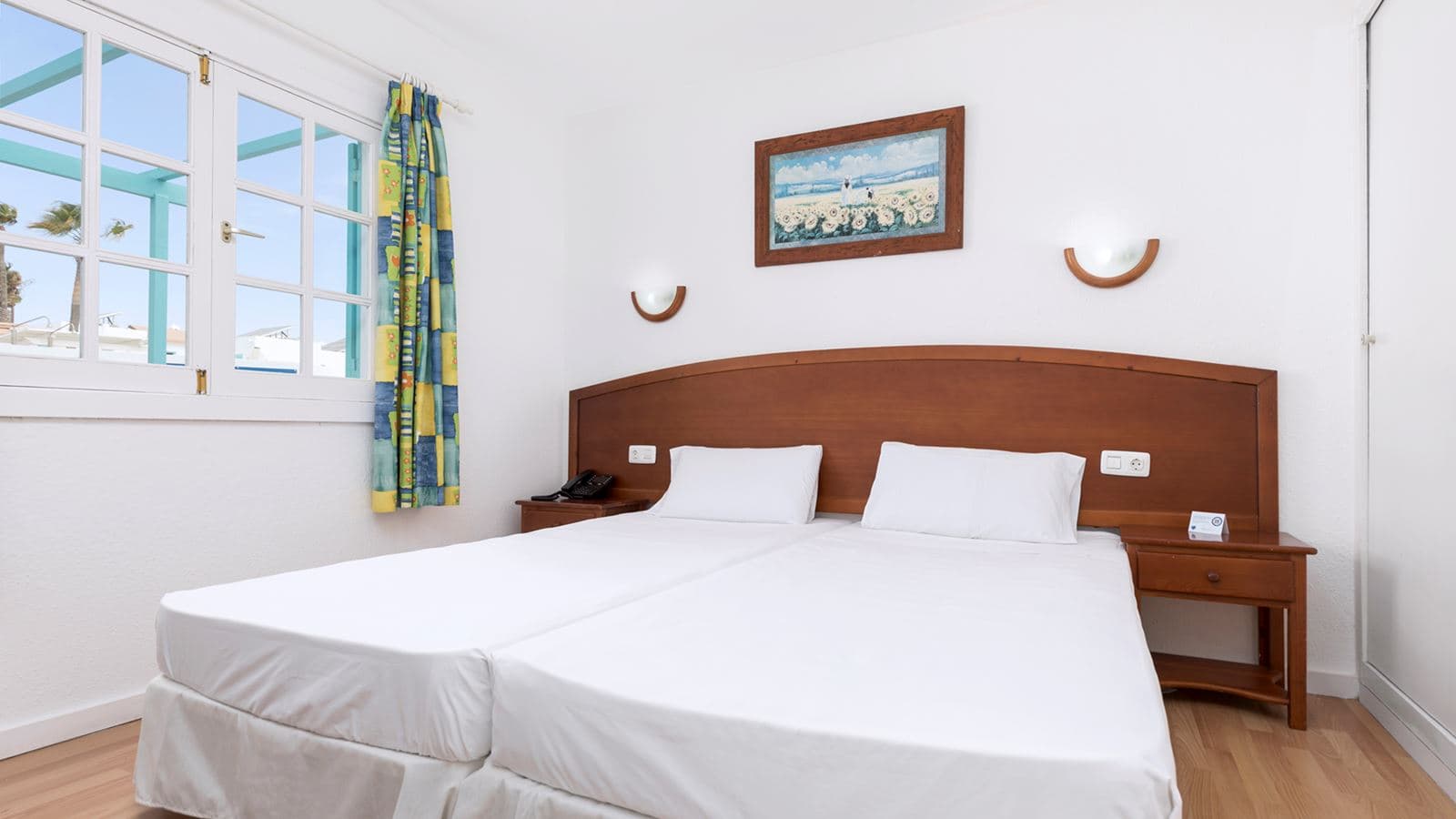 rooms-2-bedrooms-family-room-terrace