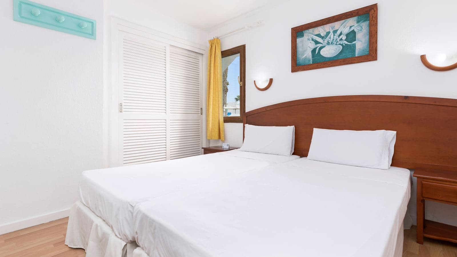 rooms-2-bedrooms-family-room-pool-side-terrace