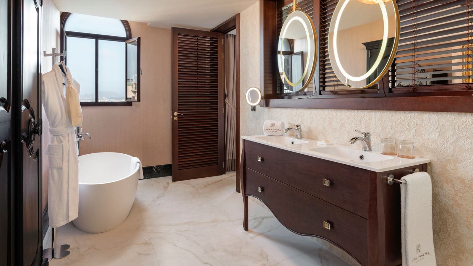 rooms-deluxe-room