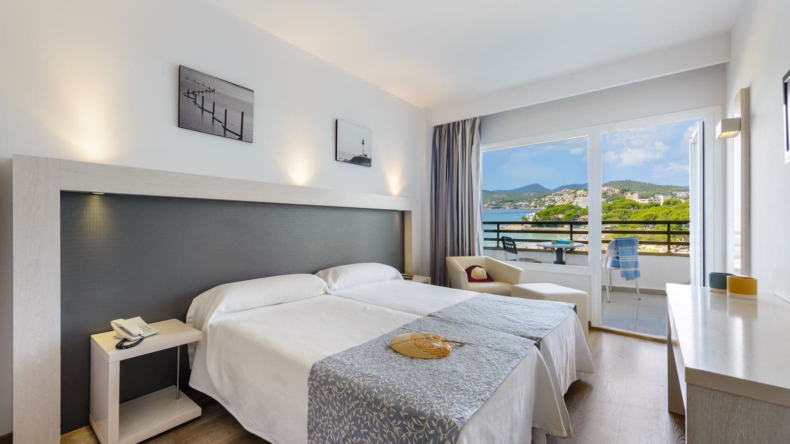 rooms-twin-sea-view-balcony