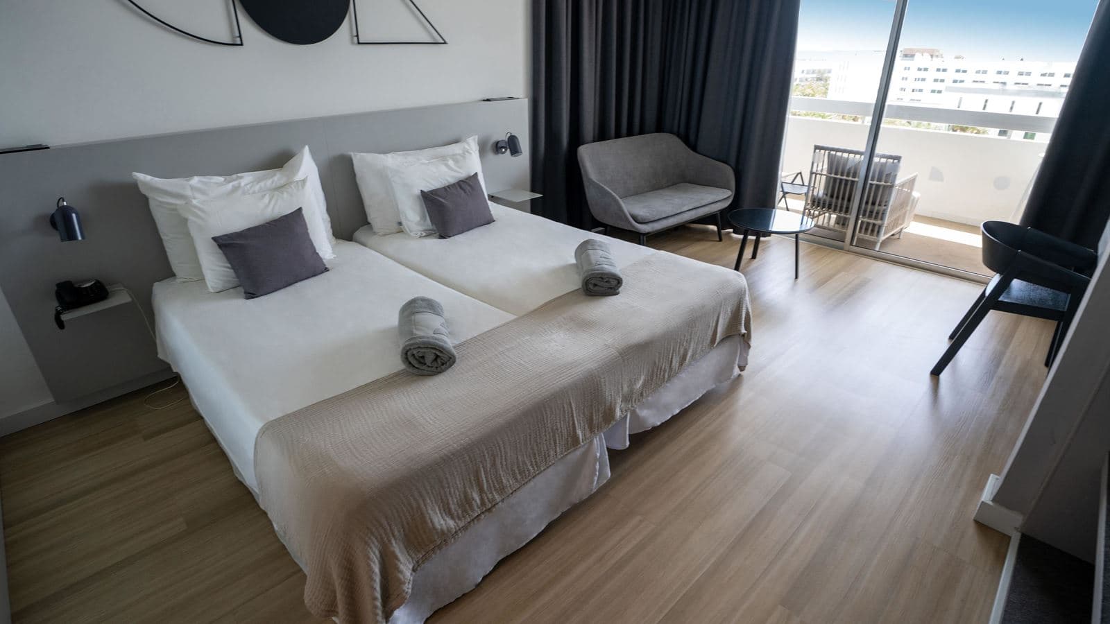 rooms-junior-suite-standard-classic-balcony-or-terrace