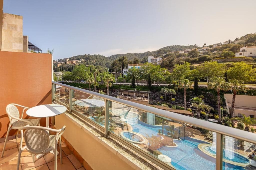 rooms-double-pool-view