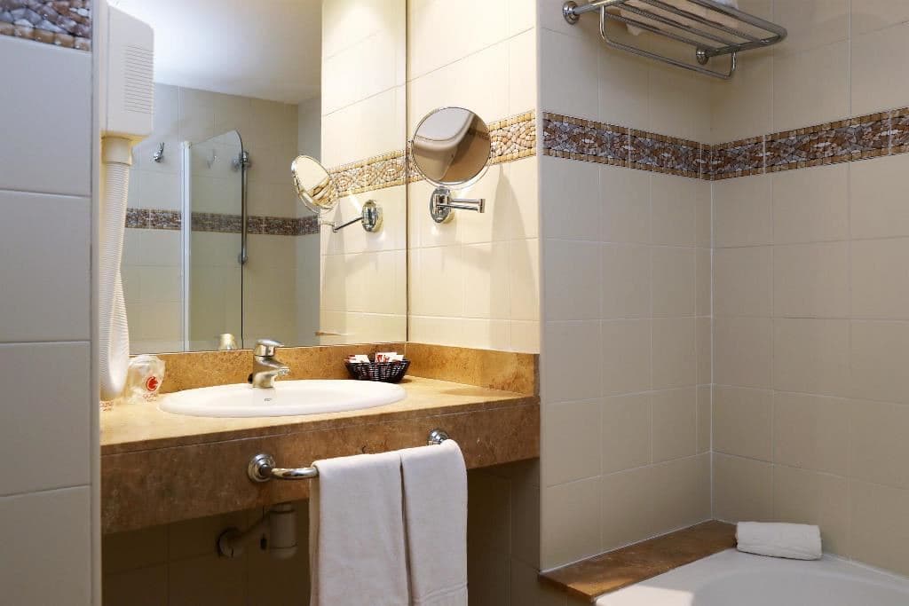 rooms-superior-room