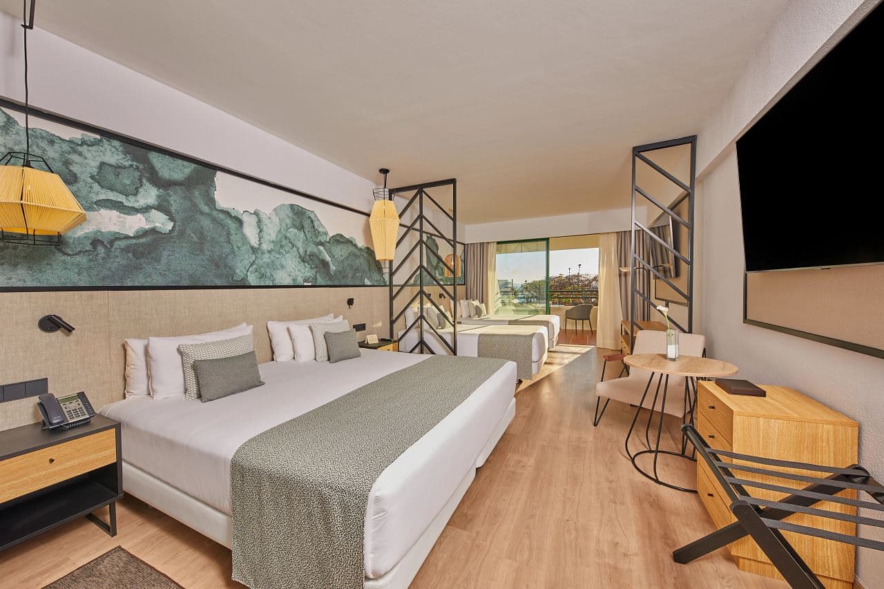 rooms-family-room--balcony-or-terrace