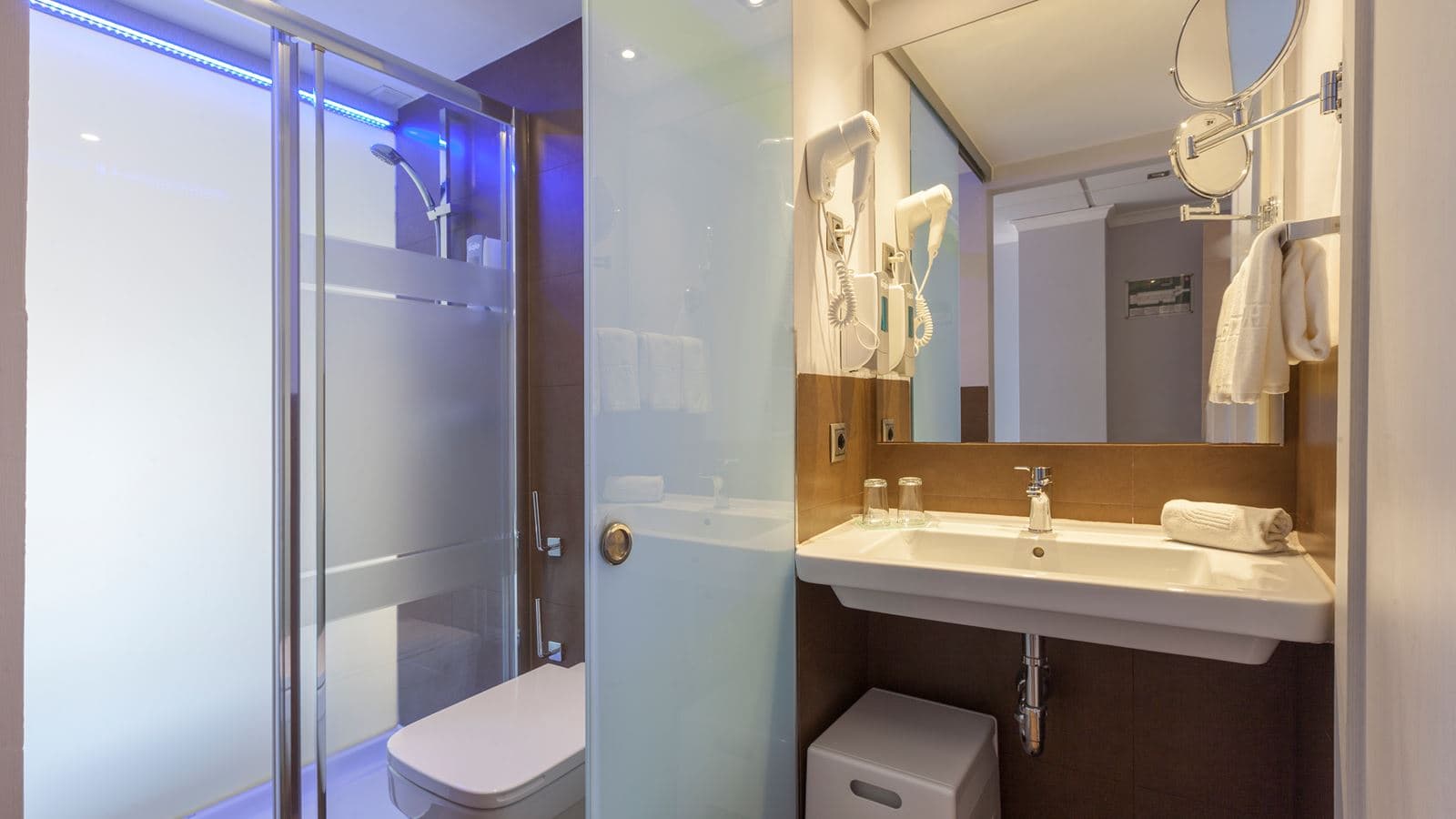 rooms-twin-room-bed-pool-view-extra-bed