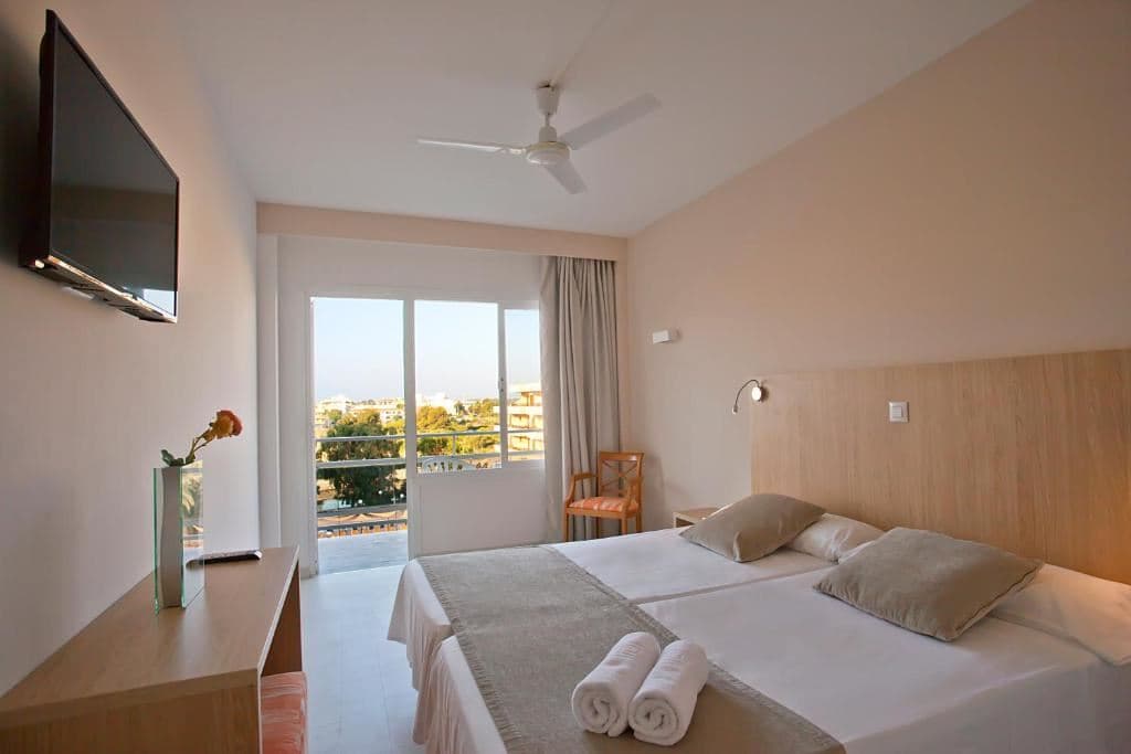 rooms-room-superior-balcony-or-terrace