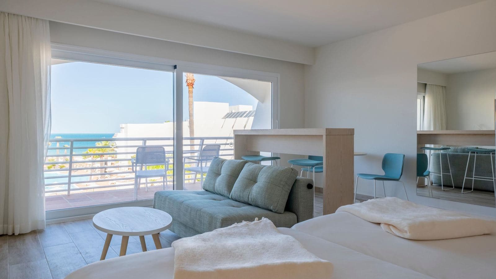 rooms-junior-suite-sea-view-balcony-or-terrace
