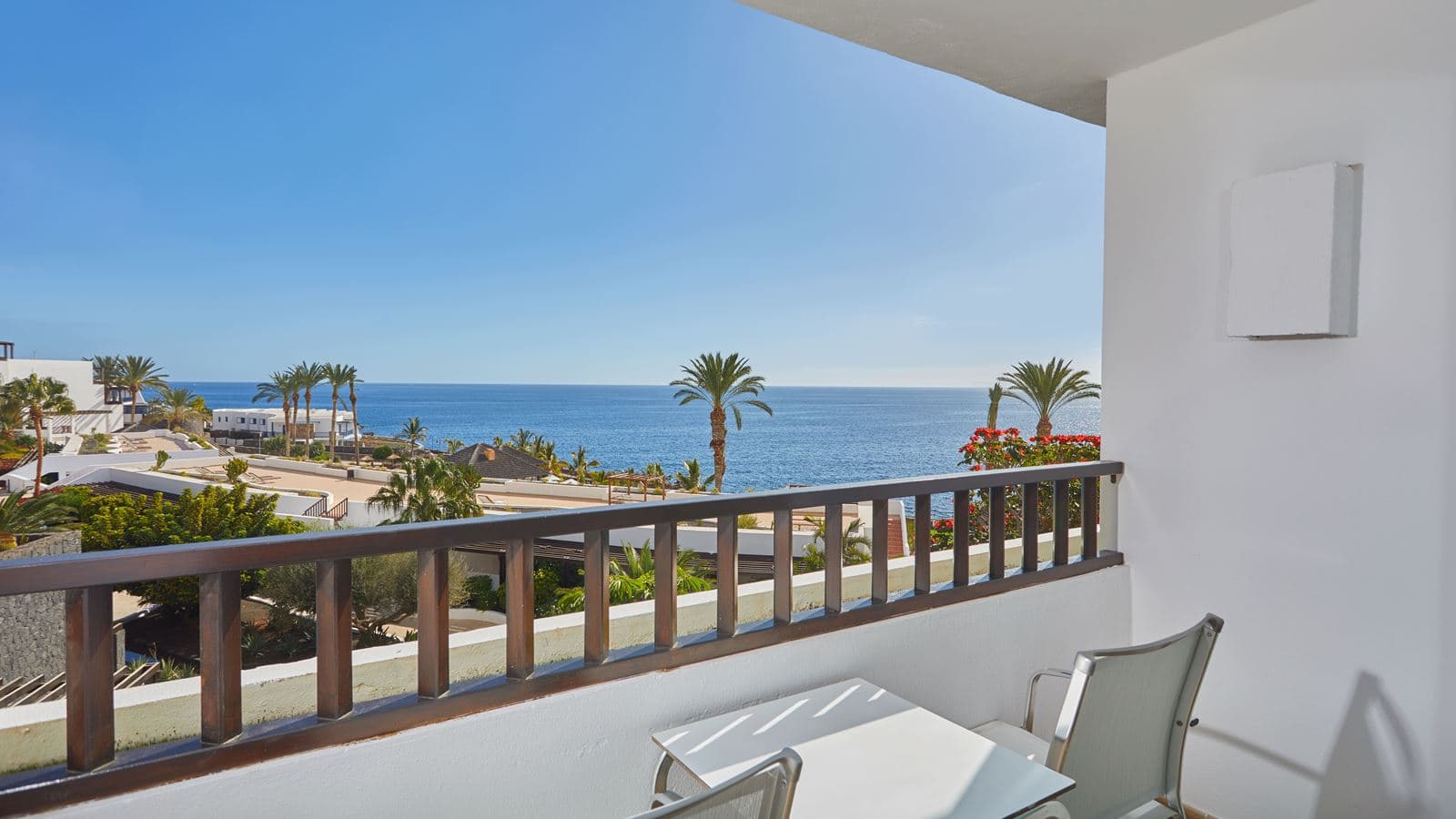 rooms-standard-ocean-front-preferred-club-balcony-or-terrace