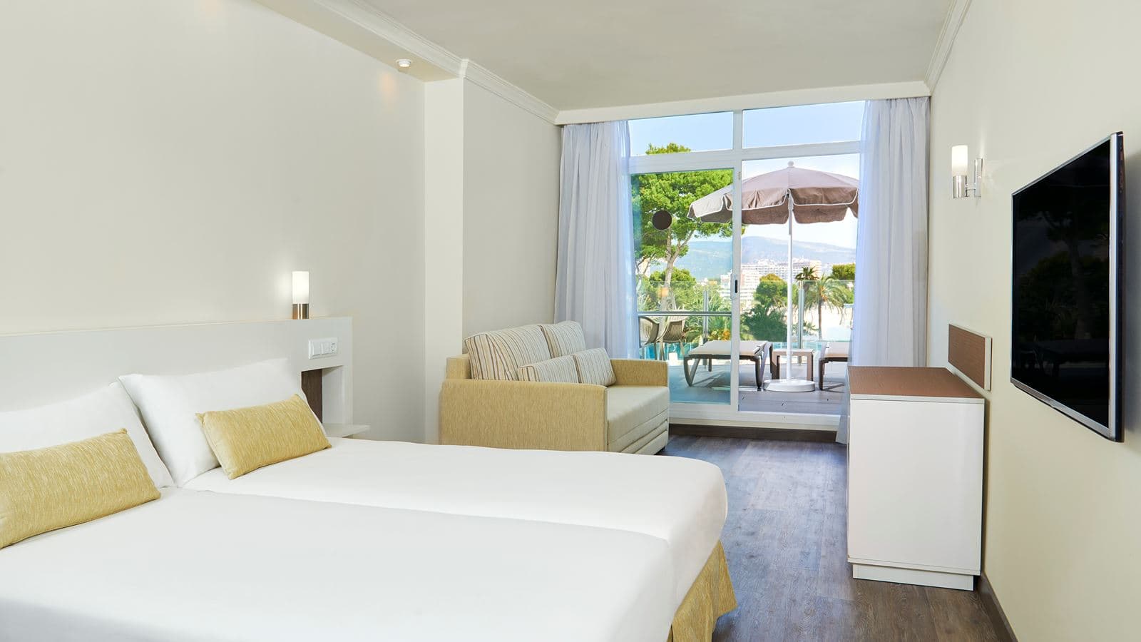 rooms-family-room-with-solarium