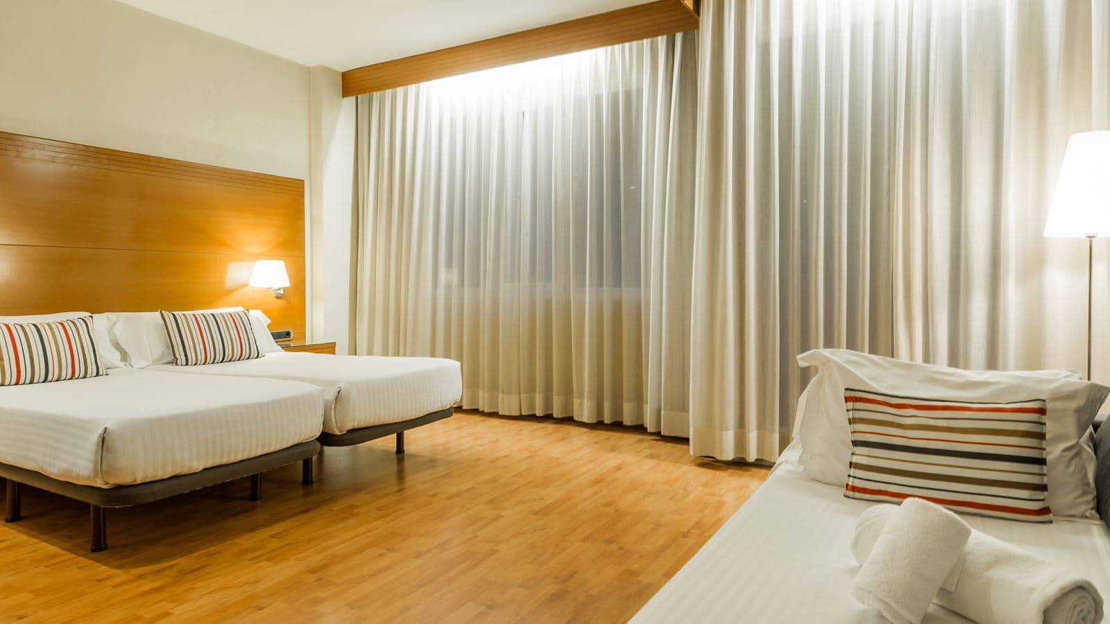 rooms-room-deluxe