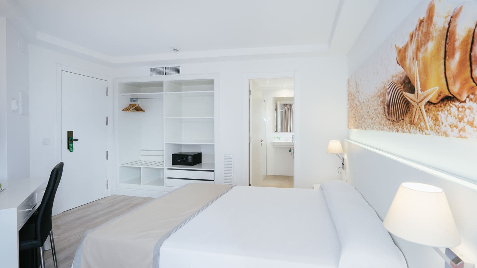 rooms-standard-room-balcony
