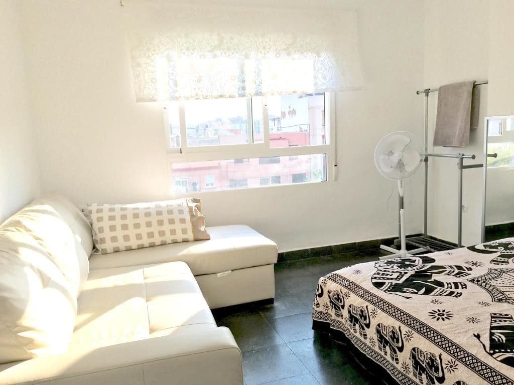 rooms-family-room-with-shared-bathroom