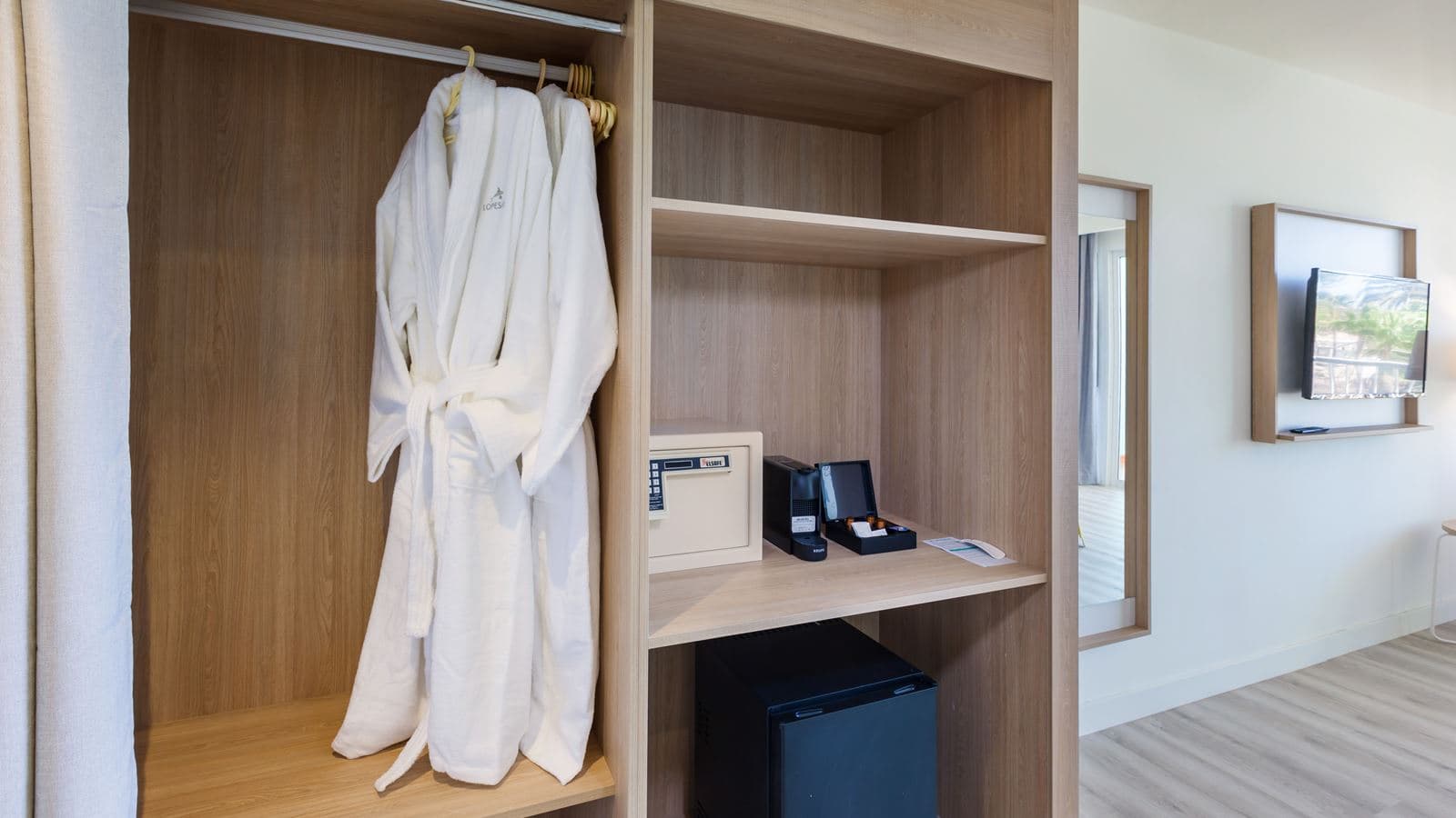 rooms-ddev-deluxe-view-balcony