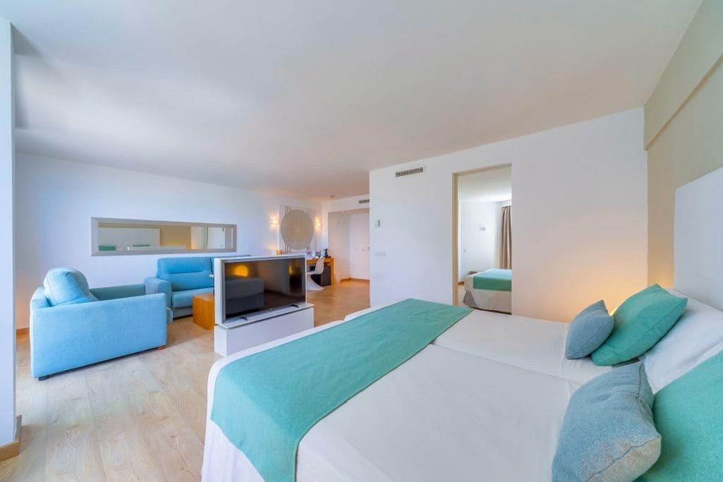 rooms-junior-suite-side-sea-view