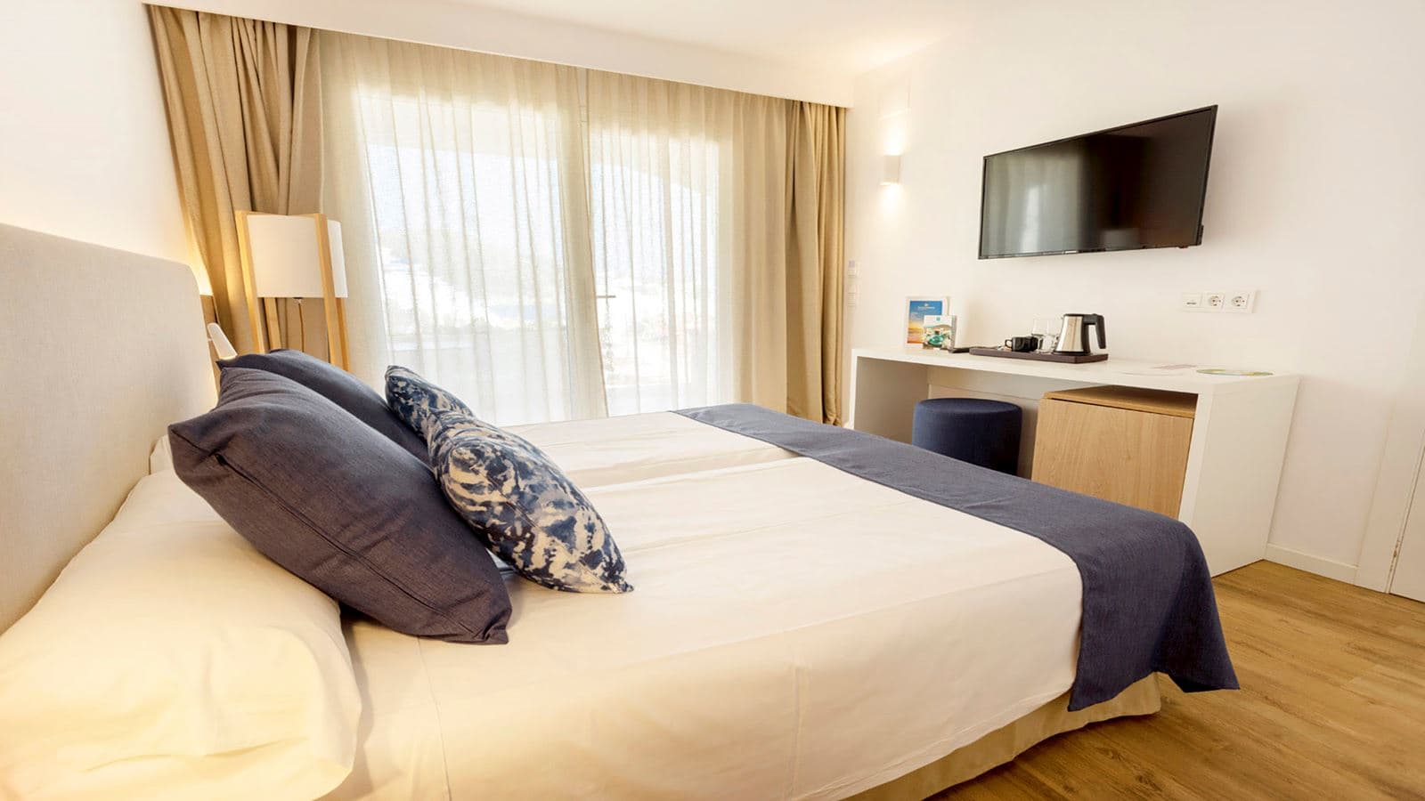 rooms-double-pool-view