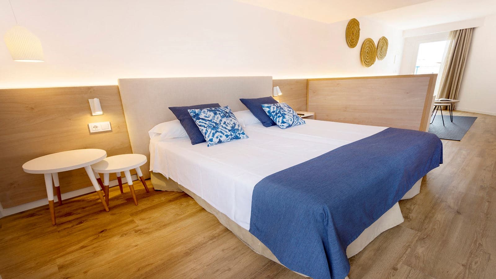 rooms-junior-suite-sea-view-balcony-or-terrace