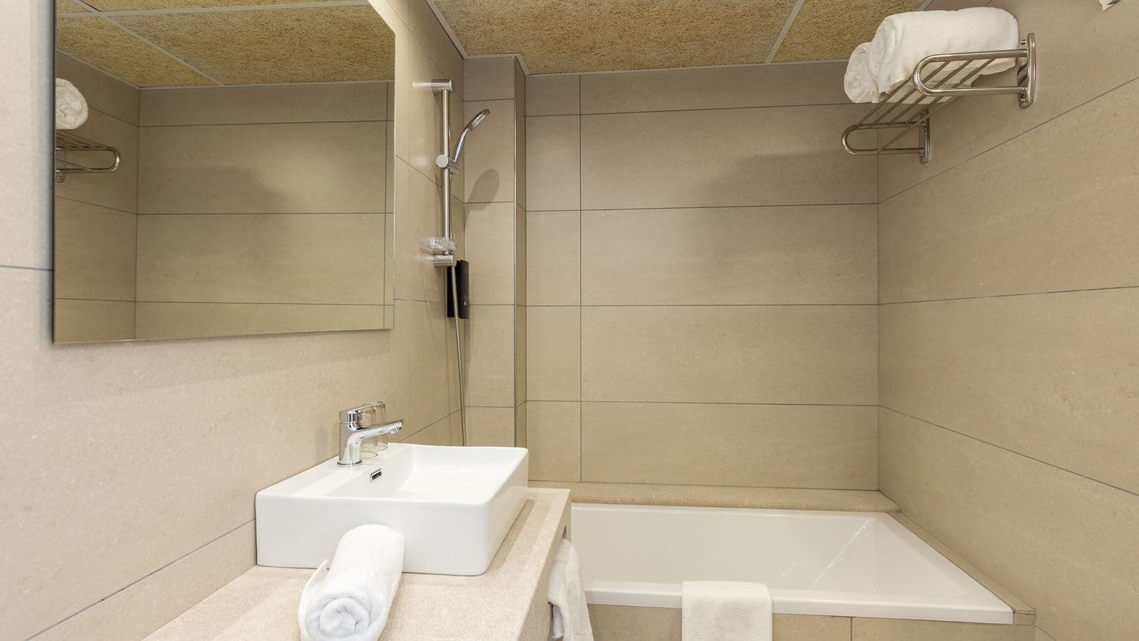 rooms-apartment-2-bedrooms--balcony-or-terrace