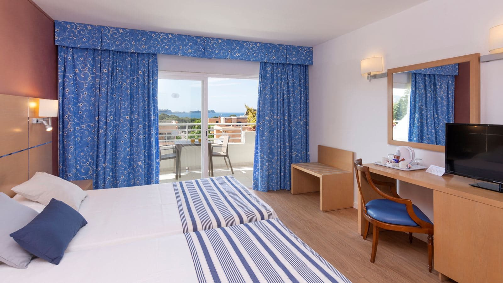 rooms-double-pool-view-balcony-or-terrace