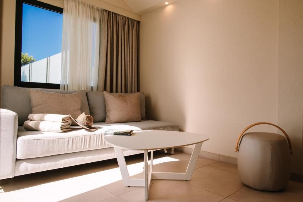 rooms-junior-suite-with-private-garden-and-jacuzzi